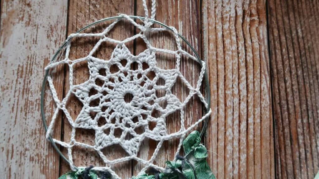 The rin of the dreamcatcher from Déco Time, the crochet is tricky, the rest is easy to do